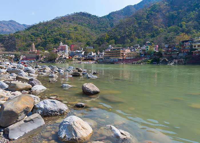 Gange au pied de l'himalaya à Rishikesh