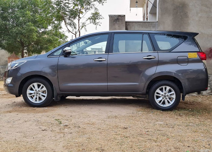 Suv Toyota Innova pour la location de voiture en Inde